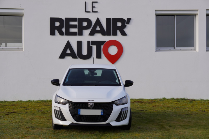 PEUGEOT 208